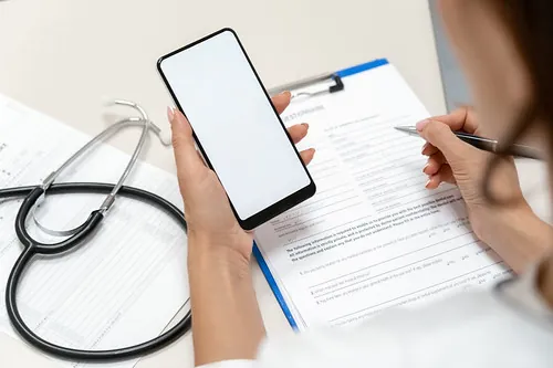 Médico atendiendo una consulta por telemedicina